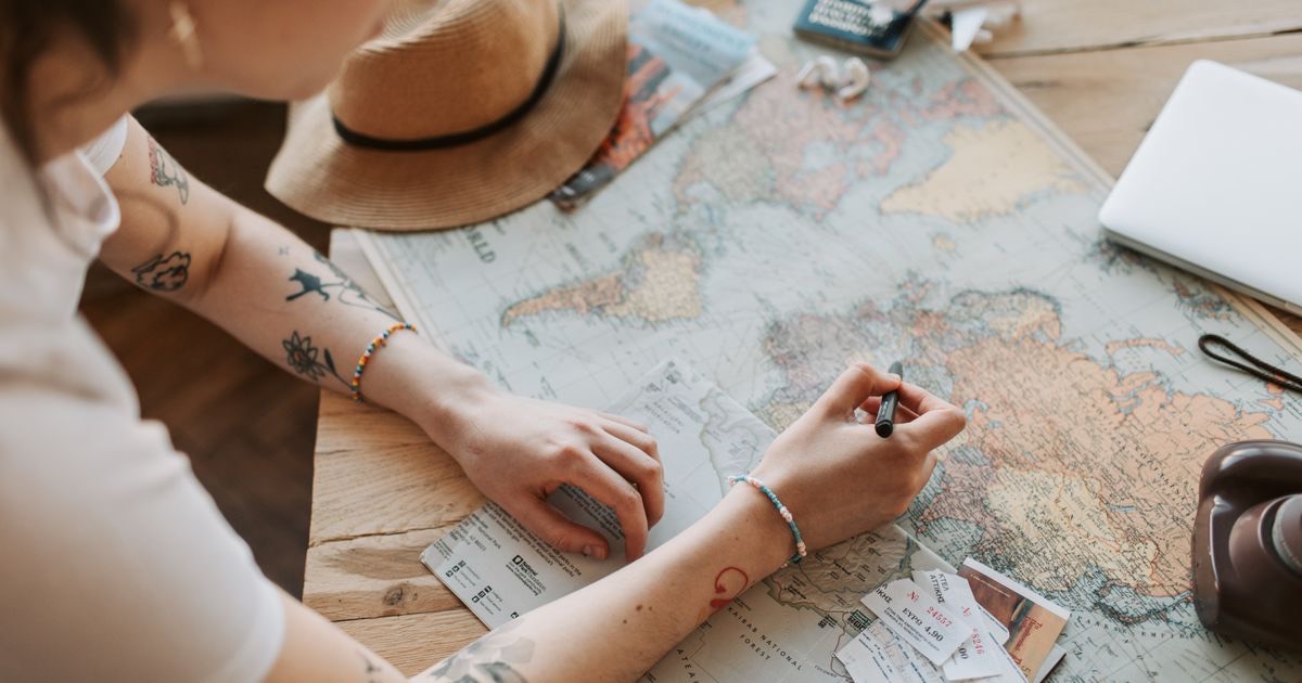 Connecting Flights and Long Layovers: Self-Transfer vs One Ticket